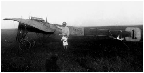 1.Гризодубов с дочерью у своего самолета Гризодубов № 4. 1912 г.
