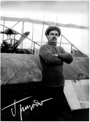 1.С.В.Гризодубов у своего самолета.