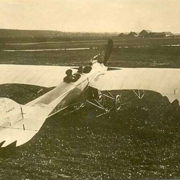 1.Самолет Гаккель IX на летном поле.