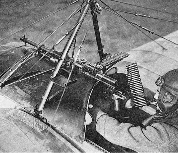 10б.Ролан Гарро в кабине своего Morane-Saulnier Type N с пулеметом Hotchkiss Mle.1909