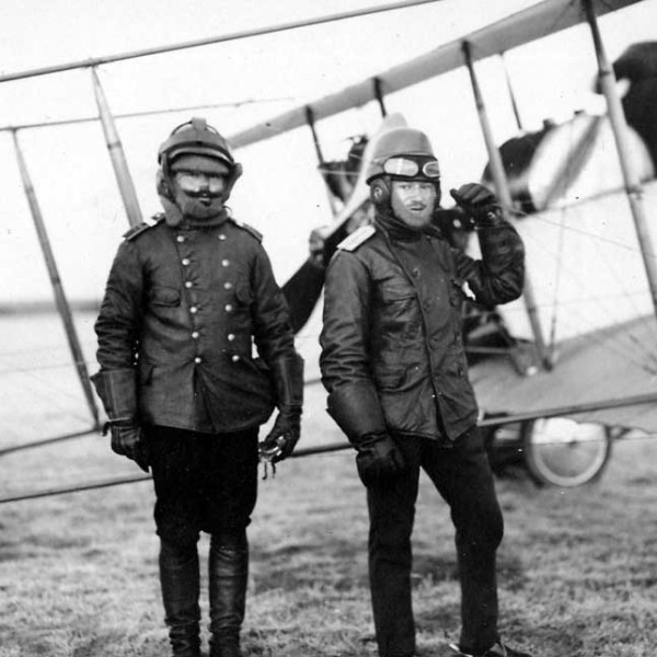 2.В.В.Дыбовский (слева) у самолета Фарман-16.
