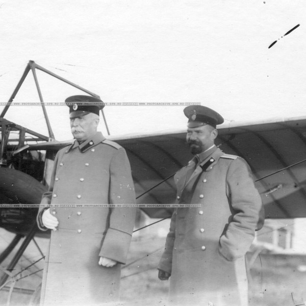 2.Генерал А.В.Каульбарс (слева) у самолета Люсик.