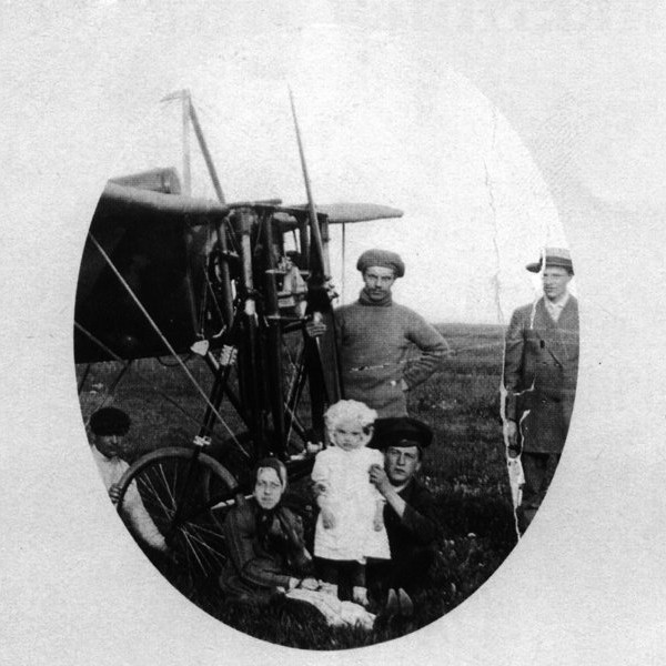 2.Семья Гризодубовых на лётном поле.