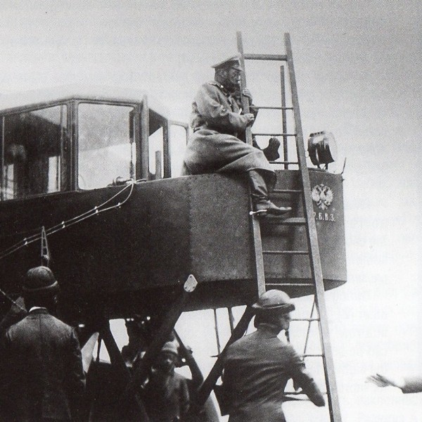 8.Император Николай II осматривает самолет И.Сикорского Русский Витязь. 1913 г.