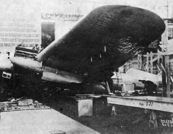 1.АНТ-41 в сборочном цехе ЗОК ЦАГИ 20 мая 1936 г.