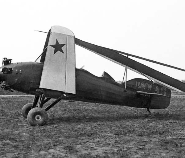 1.Демонстрация автожира ЦАГИ А-6 со сложенными крыльями и лопастями ротора на Центральном аэродроме 8 июня 1933 г.
