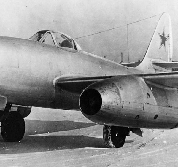 1.Истребитель Су-9 (первый).