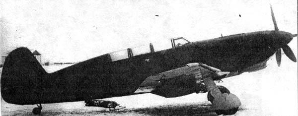 1.Истребитель Як-7М на стоянке.