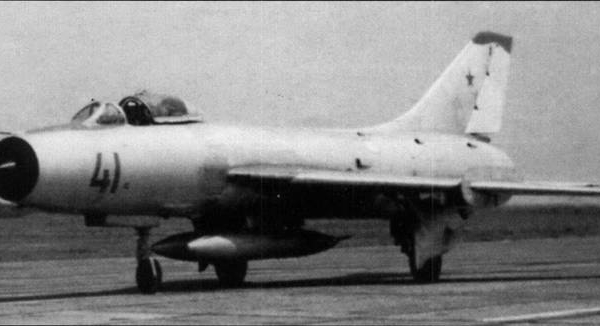 1.Истребитель-бомбардировщик Су-7Б Ейского ВВАУЛ.