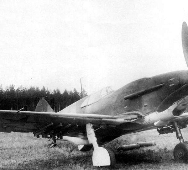 1.ЛаГГ-3 (4 серия) с подвешенными РС-82.