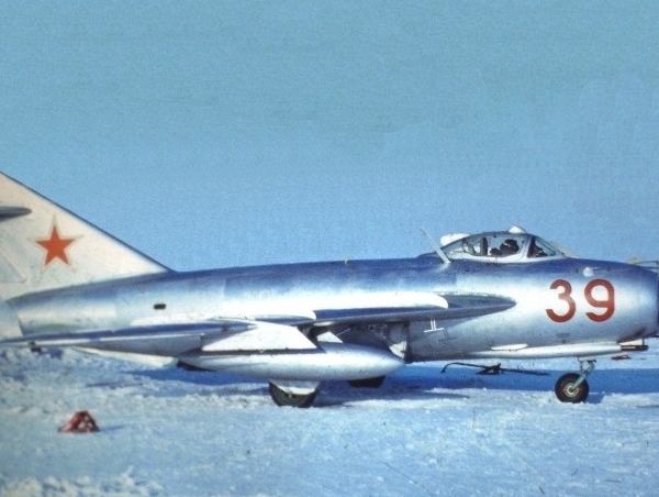 1.МиГ-17АС на стоянке.