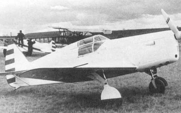 1.Самолет на базе УТ-1 - АИР-18 с двигателем Renault-4Pei.