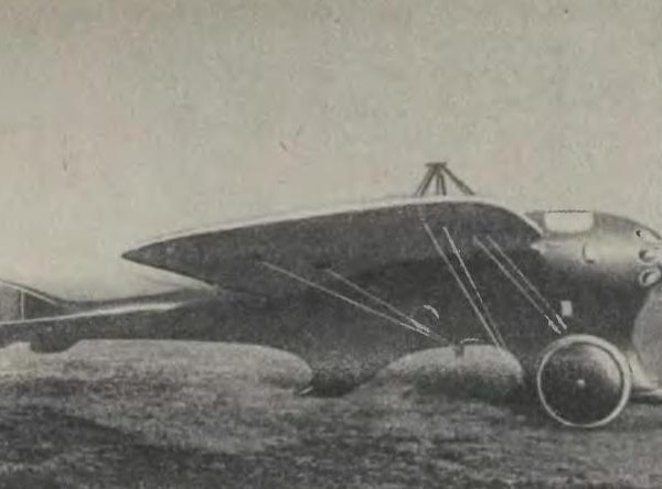 1.Самолёт Дельфин с двигателем Калеп-60 на летном поле. 1913 г.