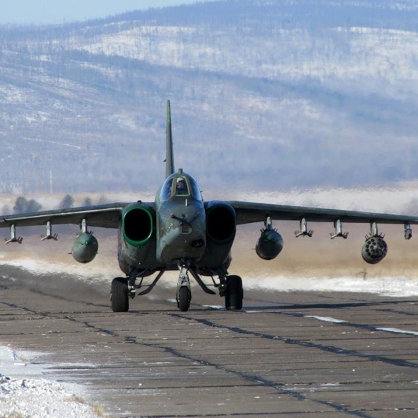 10а.Су-25 на рулежке.