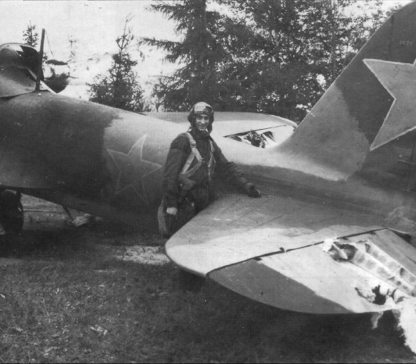 10б.Ил-2 первой серии после боевого вылета. Пилот неизвестен.
