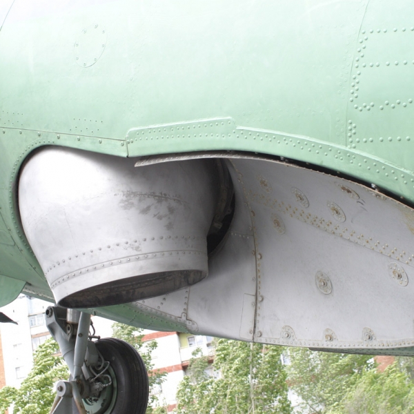 11.Поворотное сопло двигателя Як-38.
