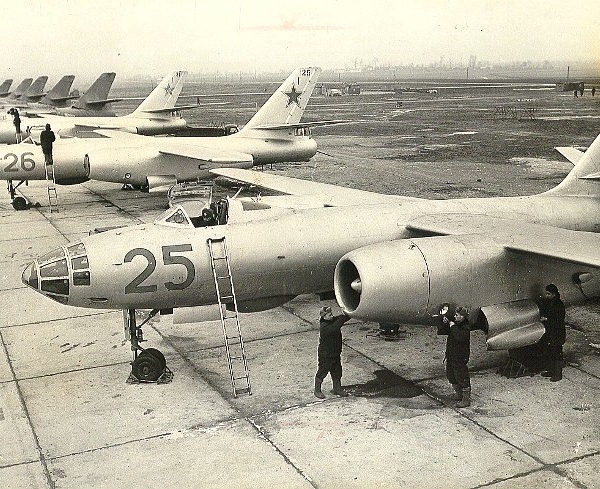 12.Предполетное обслуживание фронтовых бомбардировщиков Ил-28.