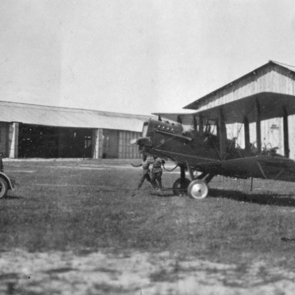 12з.Буксировка самолета Р-1. Гатчина 1920-е годы.
