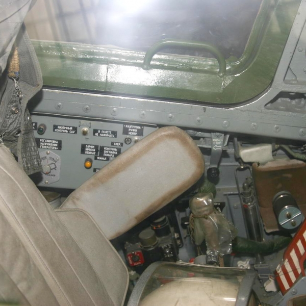 13.Место пилота в кабине Як-38.
