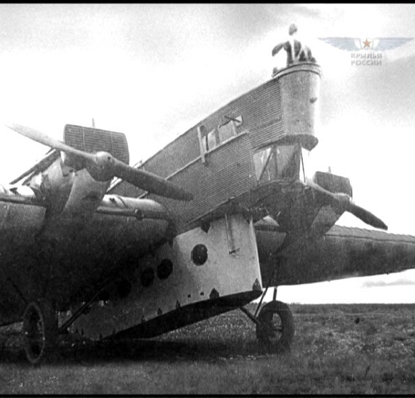 13.ТБ-1 с опытным образцом подвесной десантной кабины КП-1.