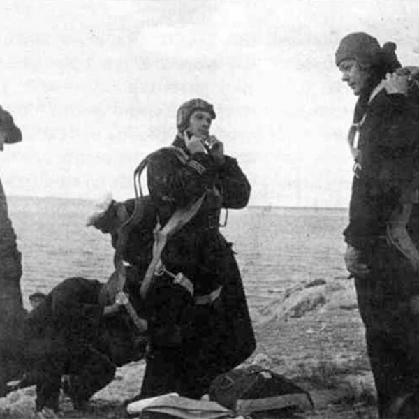 13Летчики Т.В.Рябенко и Д.Н.Ильинский при подготовке к рекордному полету. Декабрь 1936 г.