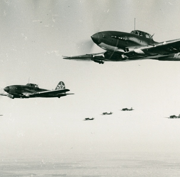 14.Эскадрилия Ил-10 в полете.