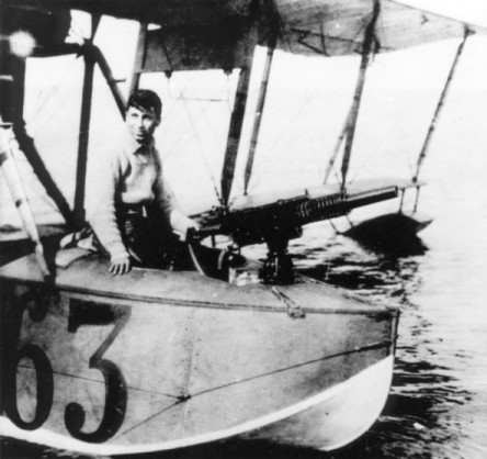 14.Летающая лодка М-9 с 37-мм пушкой Гочкис.