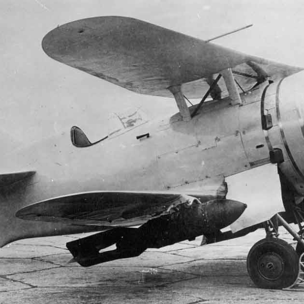 15.И-207-3 с подвеской бомб. 2