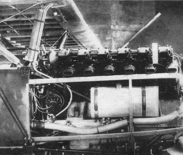 16.Поднятый капот на двигателе М-17.хорошо виден маслобак. Клапанная коробка и элементы гидросистемы.