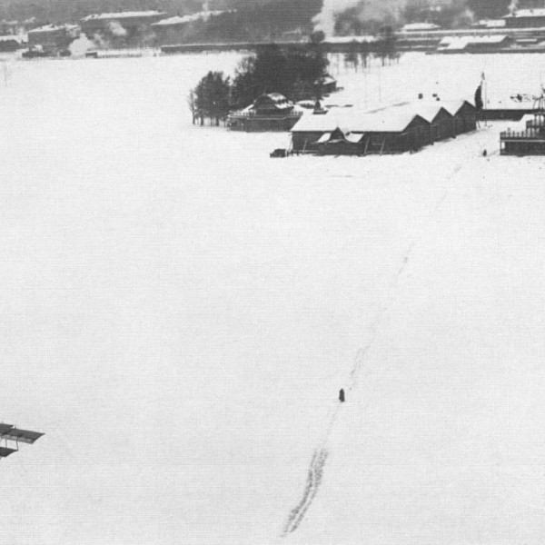 17.Фарман-VII заходит на посадку возле ангаров ОВШ. 1912 г.