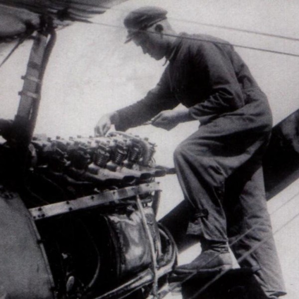 17.Моторист проверяет клапаны двигателя М-17 на И-3.