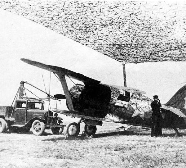19.И-153 л-та В. Редько готовится к запуску двигателя от автостартёра. ЧФ, сентябрь 1941 г