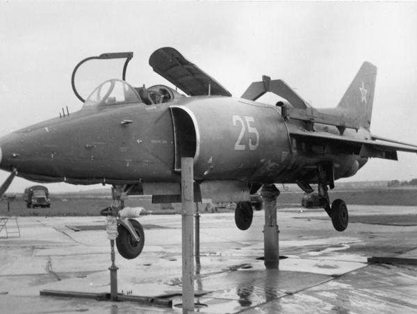 1а.Второй опытный Як-36М на стенде сил и моментов.