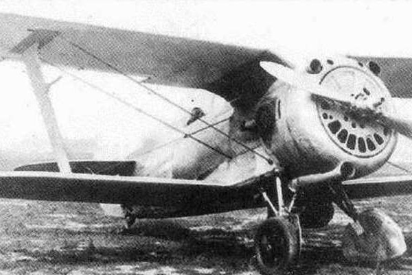 2.И-153 ТК с увеличенными воздухозаборниками и маслорадиатором под капотом двигателя.