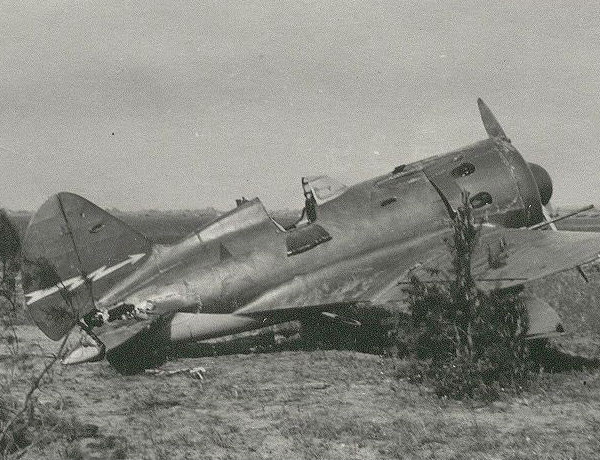 2.Истребитель И-16 тип 28 с повреждениями.