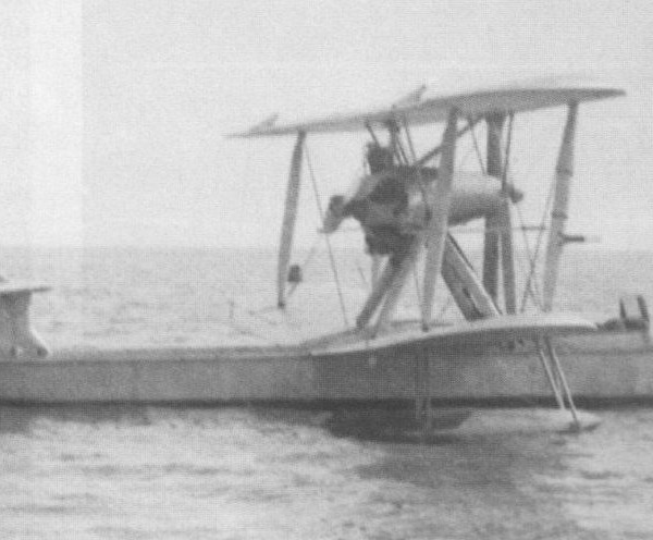 2.Летающая лодка МУ-2 на воде.