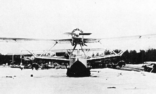2.Летающая лодка РОМ-1 на берегу. Вид спереди. 2
