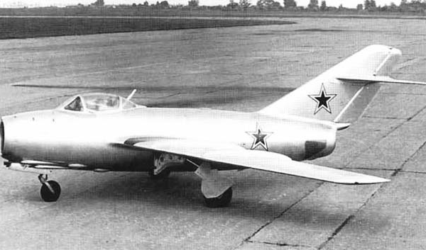 2.МиГ-15 (СВ). Вид сбоку.
