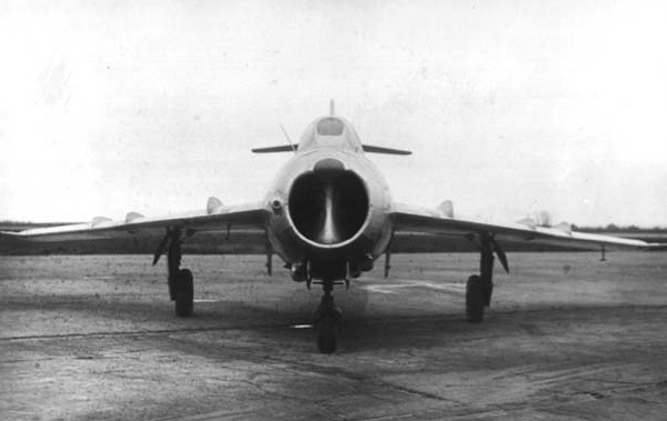2.МиГ-17 (СГ). Вид спереди.