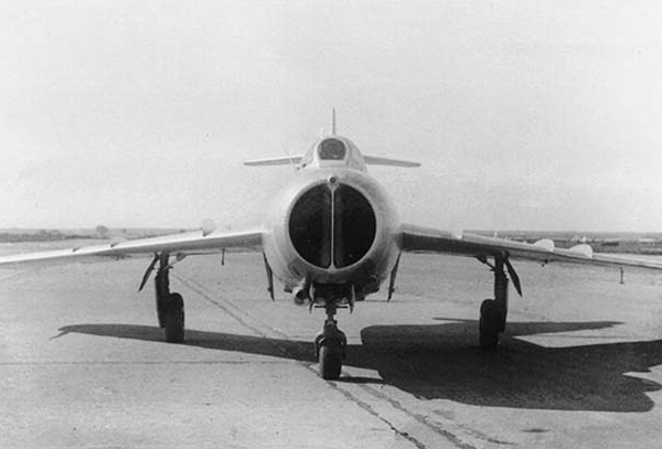 2.МиГ-17 (СМ-1). Вид спереди.