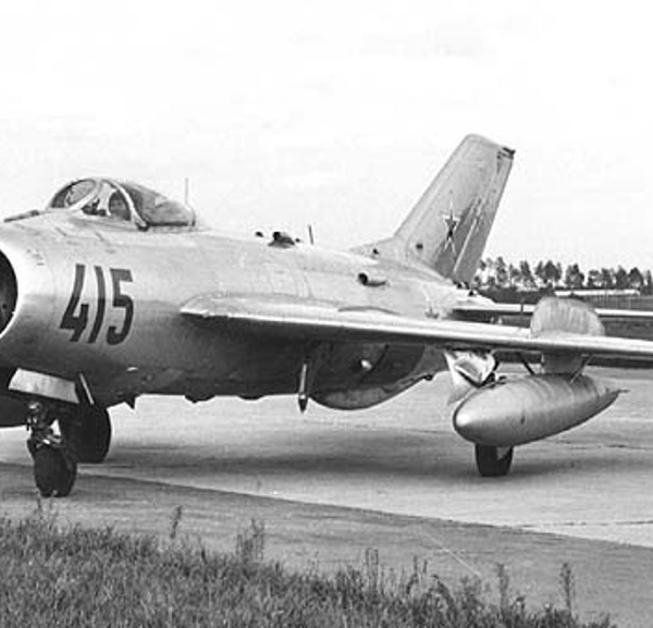 2.МиГ-19 (СМ-10)