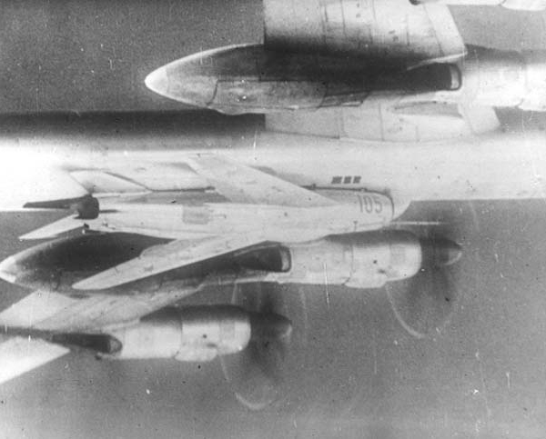 2.МиГ-19 (СМ-20) под носителем Ту-95К.