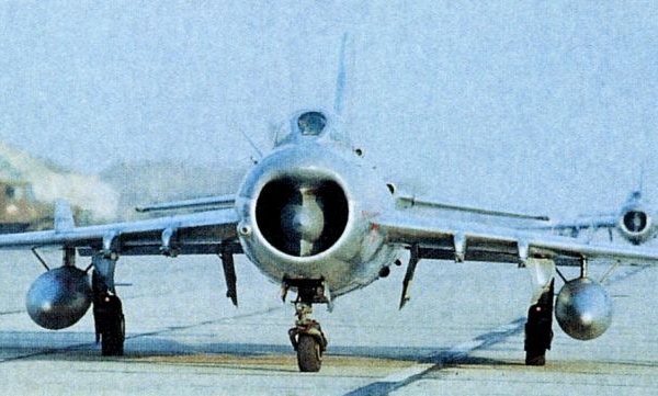 2.Пара МиГ-19ПМ готовится к взлету.