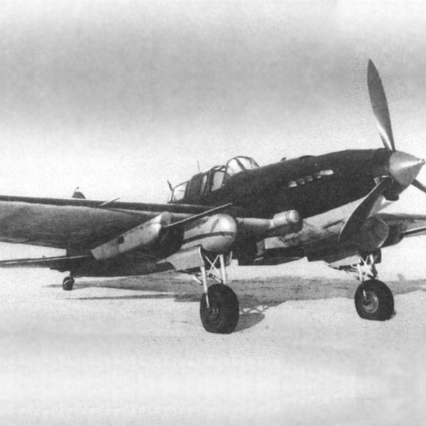 2.Штурмовик Ил-2 НС-37.
