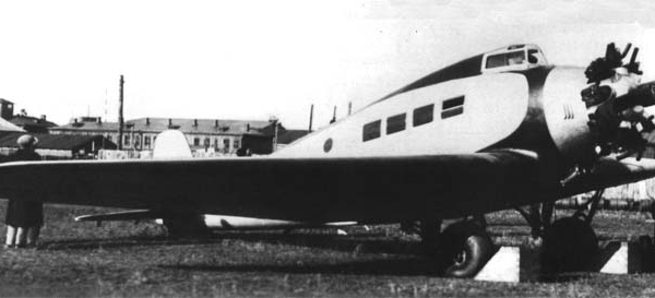 2.Самолет ХАИ-1 на стоянке.