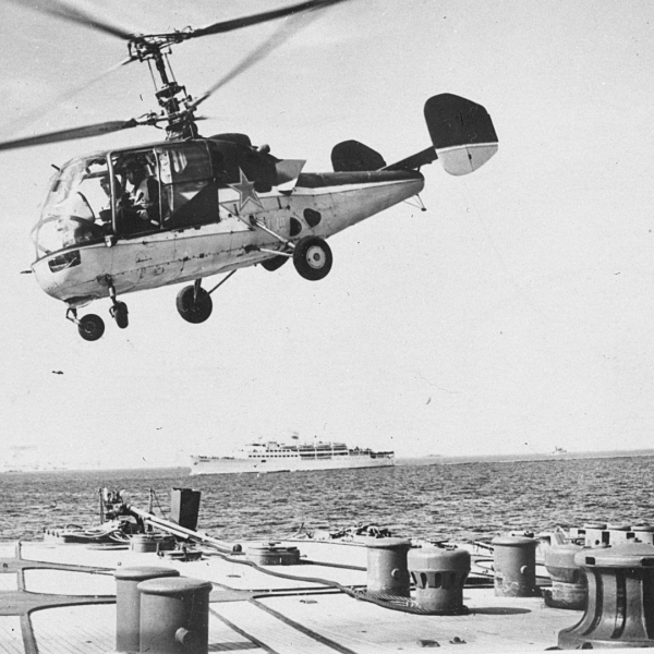 2.Серийный Ка-15 взлетает с палубы крейсера.