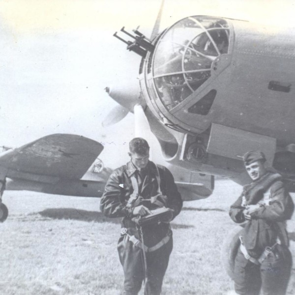 20а.Летчики у бомбардировщика СБ-2М-103. Монино, 1940 г.