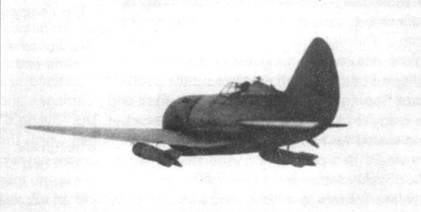 23.В свободном полете И-16 тип 5 с двумя 250-кг бомбами.