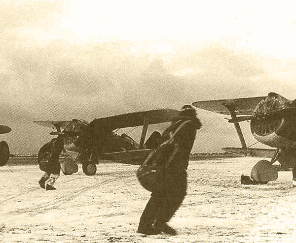 24.И-153 на полевом аэродроме. Зима 1941 г.