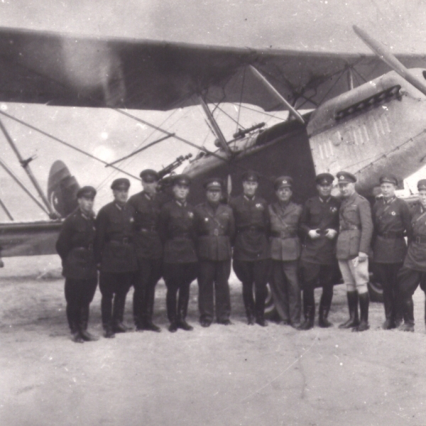 24а.Советские и турецкие летчики у Р-5 ВВС Турции.